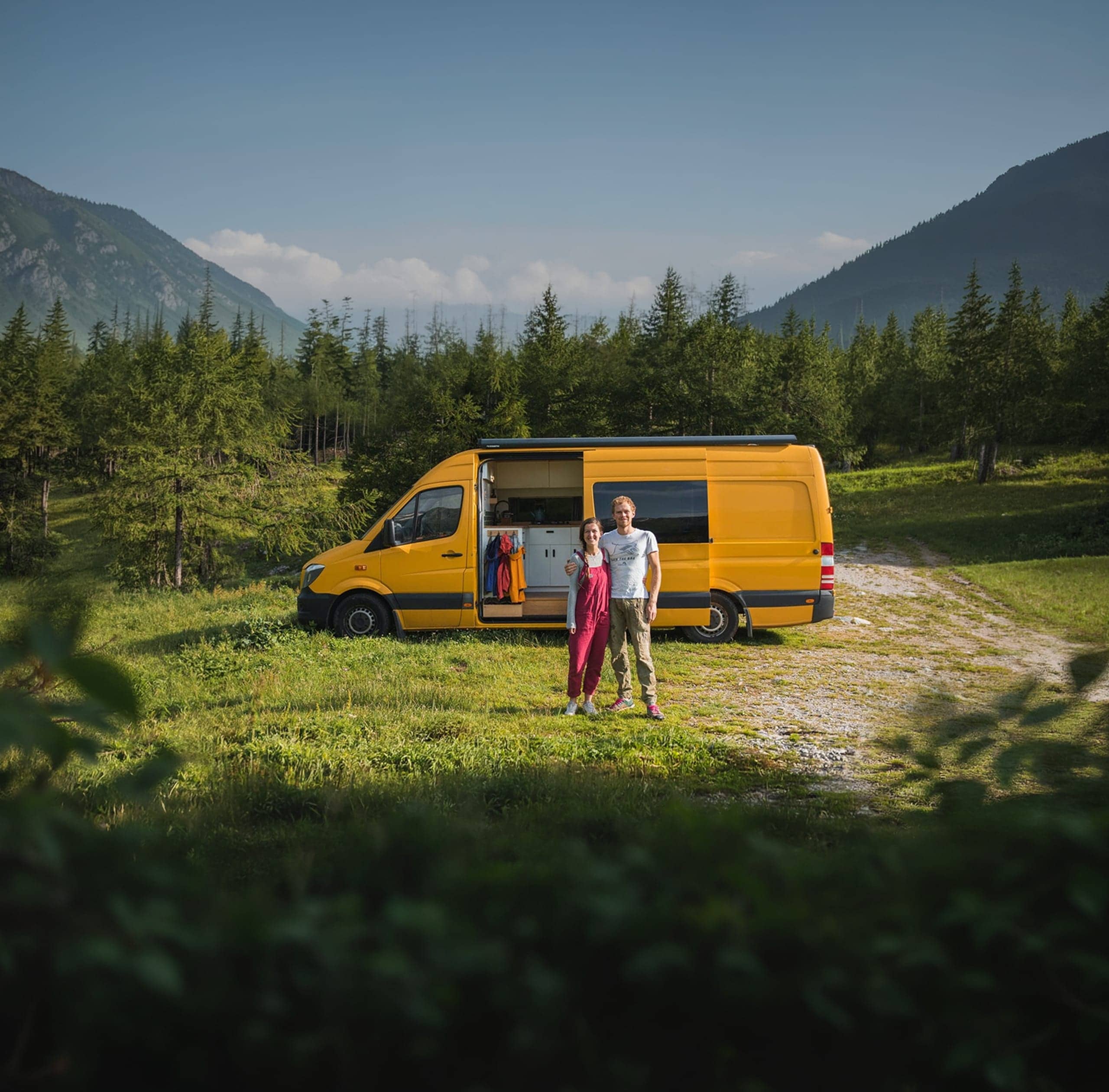 Camper giallo in un paesaggio montano