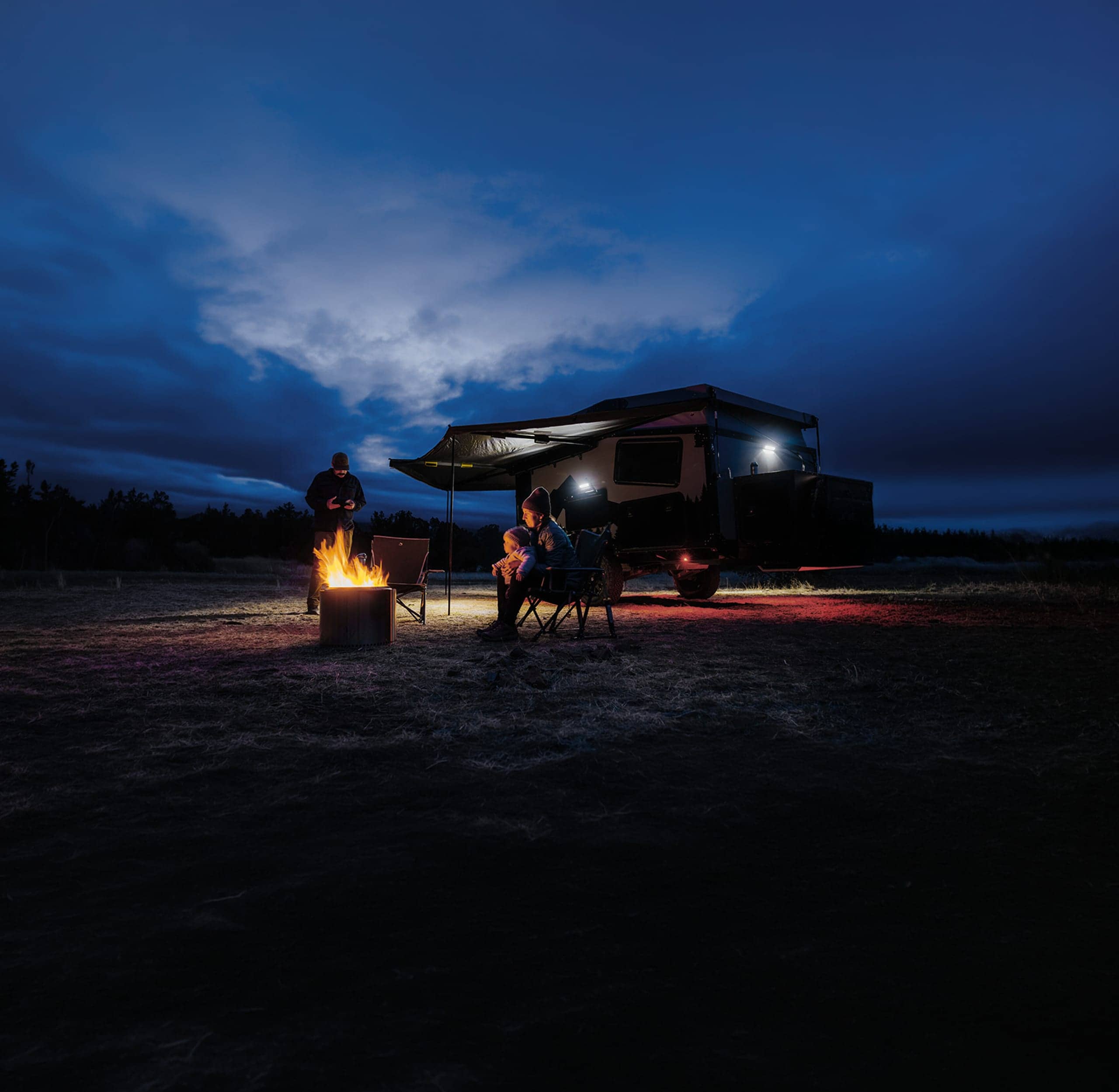 Camper per famiglie parcheggiato di notte con luci scintillanti