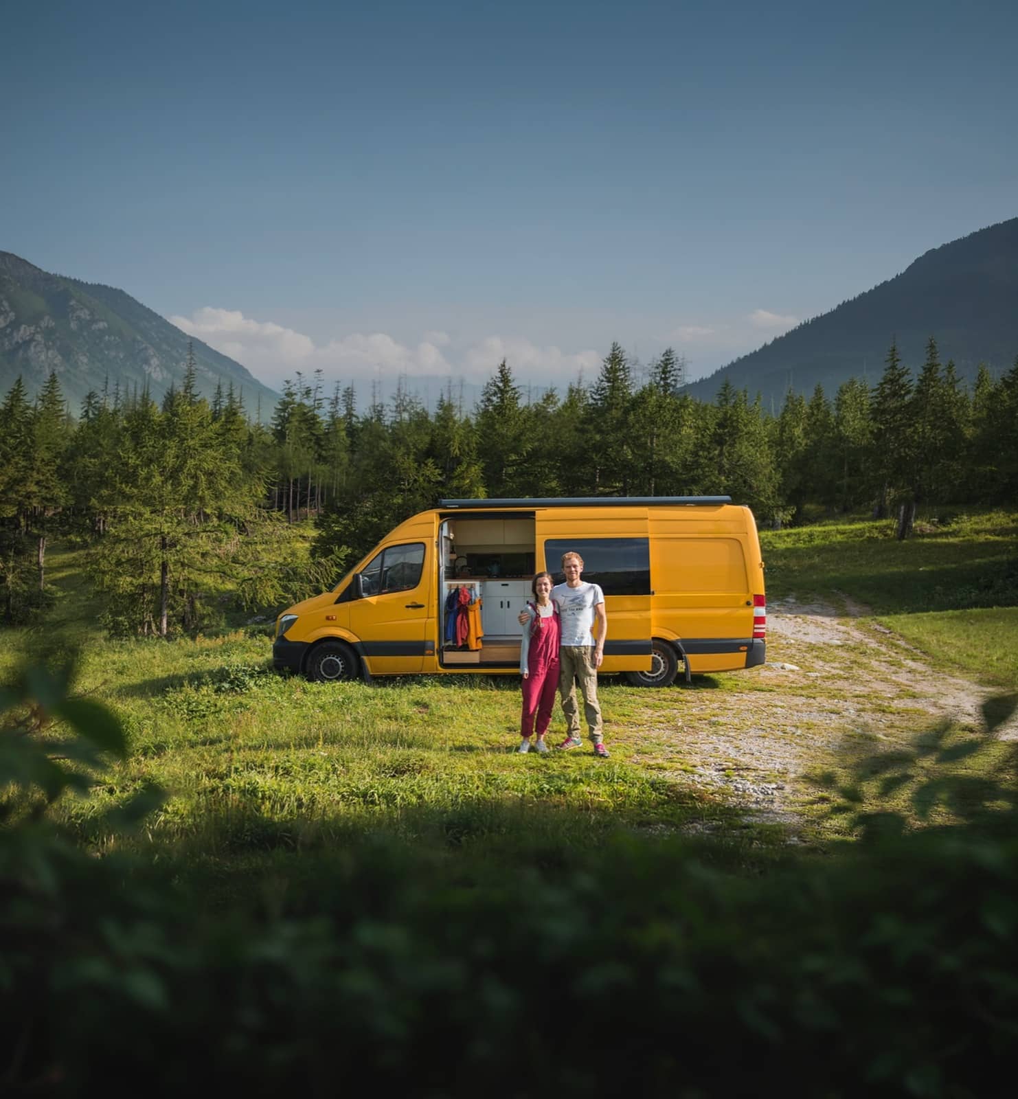 Camper giallo in un paesaggio montano