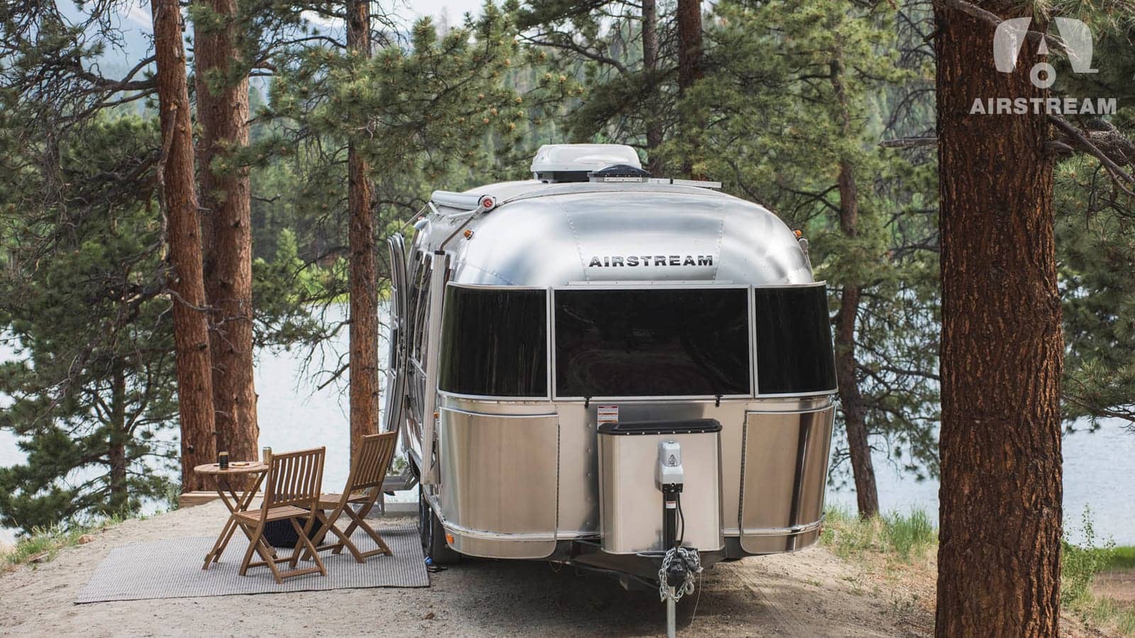 Caravan Airstream in un campeggio nella foresta