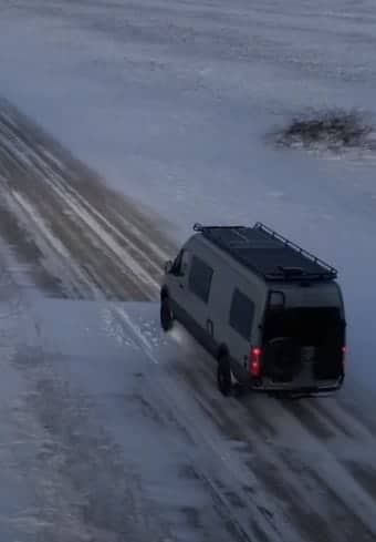 Furgone medico parcheggiato su una strada secondaria coperta di neve
