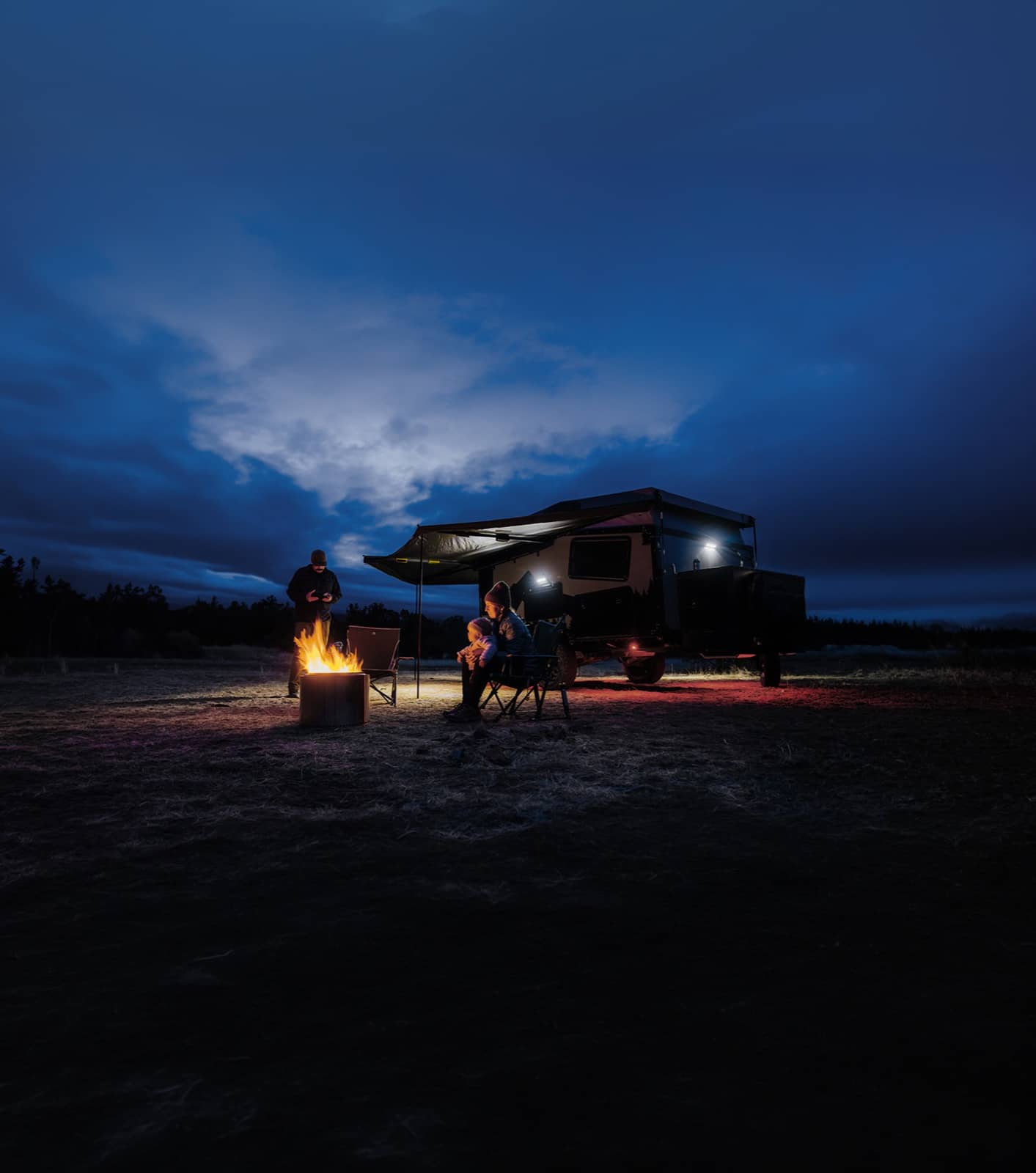 Camper per famiglie parcheggiato di notte con luci scintillanti
