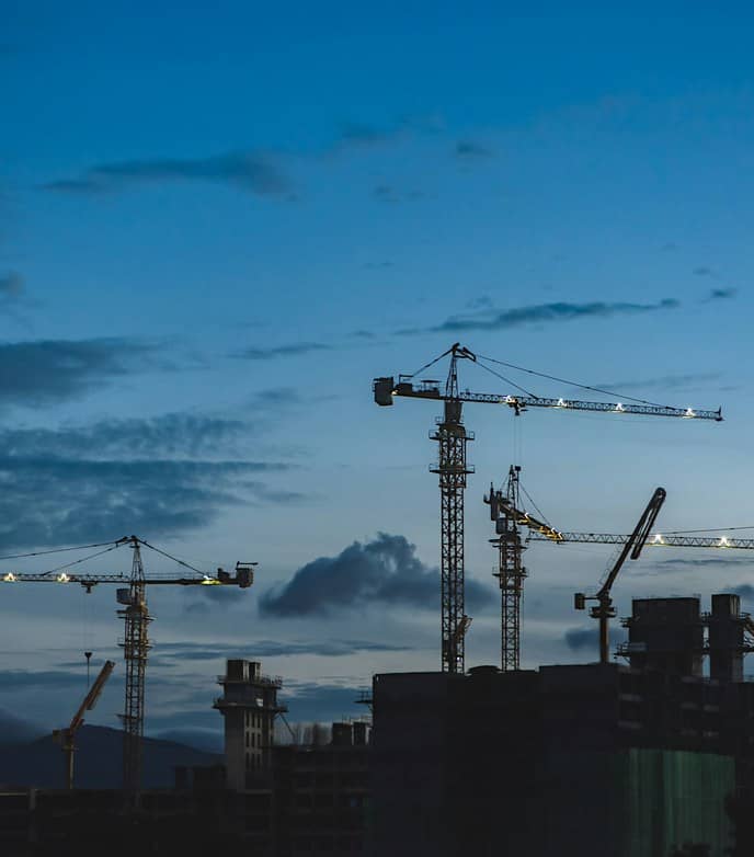 Gru in un cantiere edile al tramonto