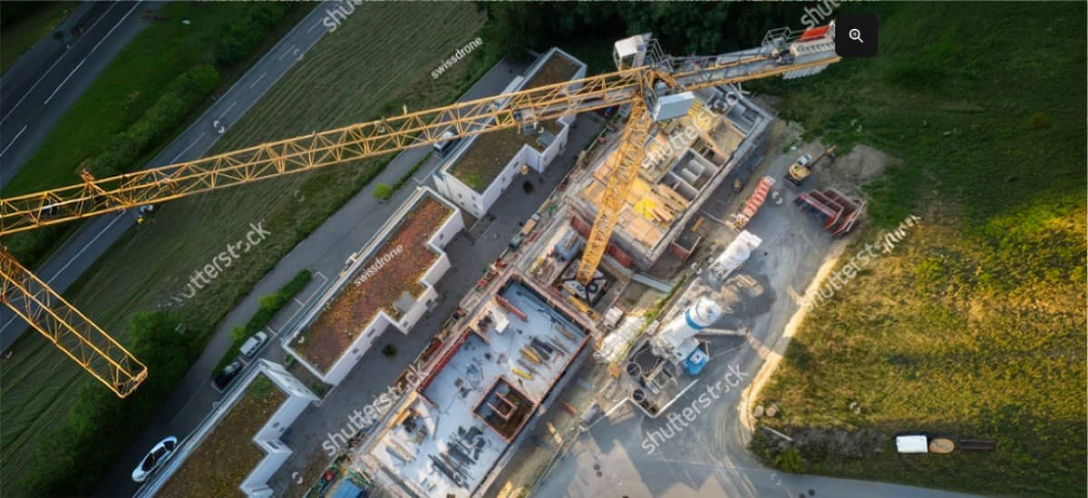 Cantiere visto dall'alto con unità di alimentazione mobili