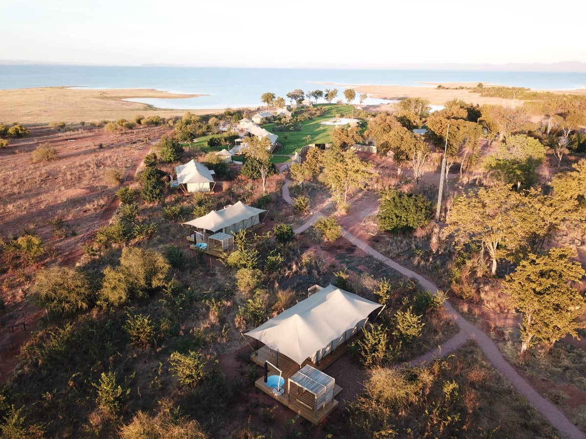 Vista aerea di un sito off-grid immerso nel verde