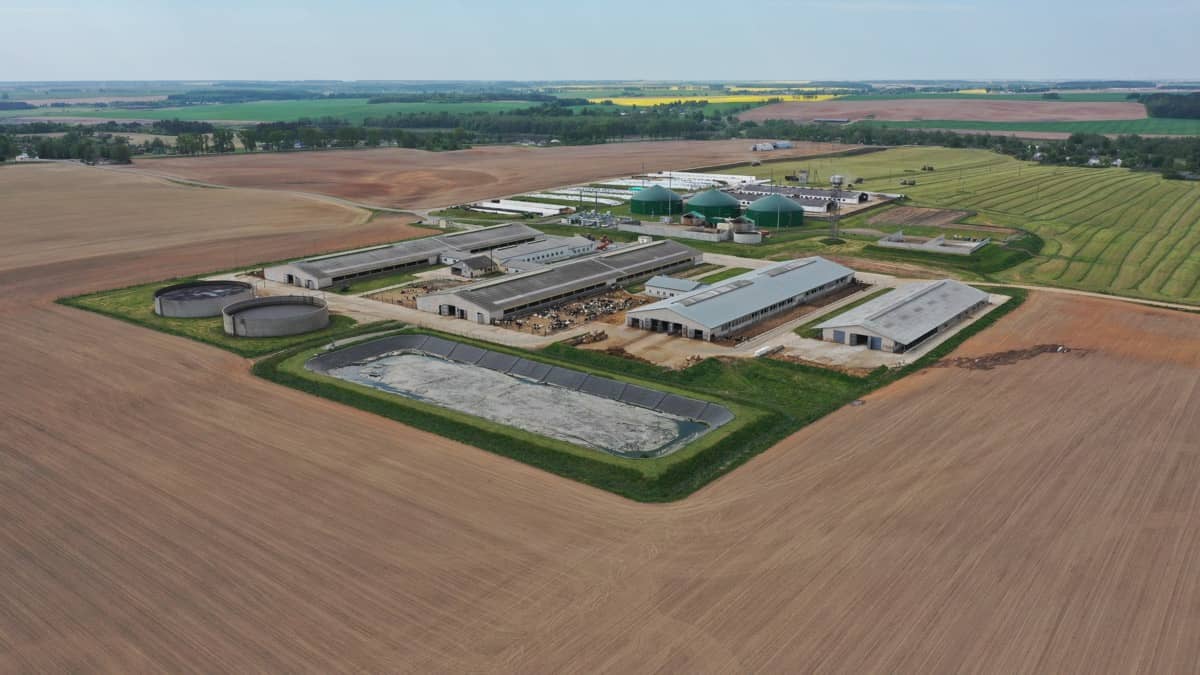 Vista aerea di una grande azienda agricola con il proprio impianto energetico