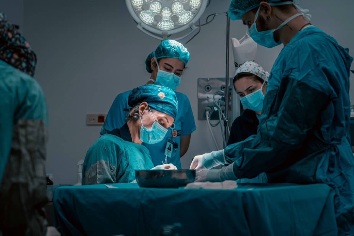 Tecnici al lavoro in un impianto industriale