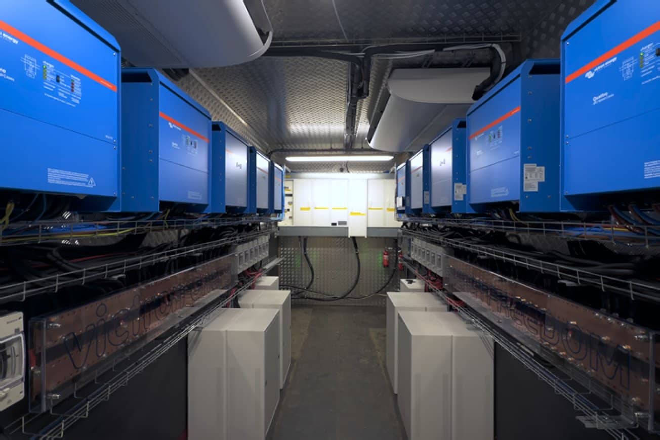 Inverter/caricabatterie e armadi batterie Victron installati all'interno di un container per microgrid