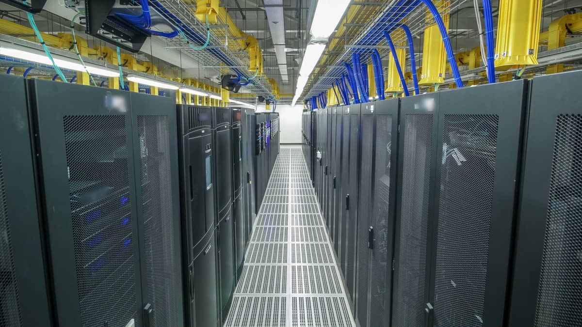 File di rack di server nella corsia di un data center
