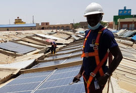 Supervisore che controlla l’installazione di pannelli solari